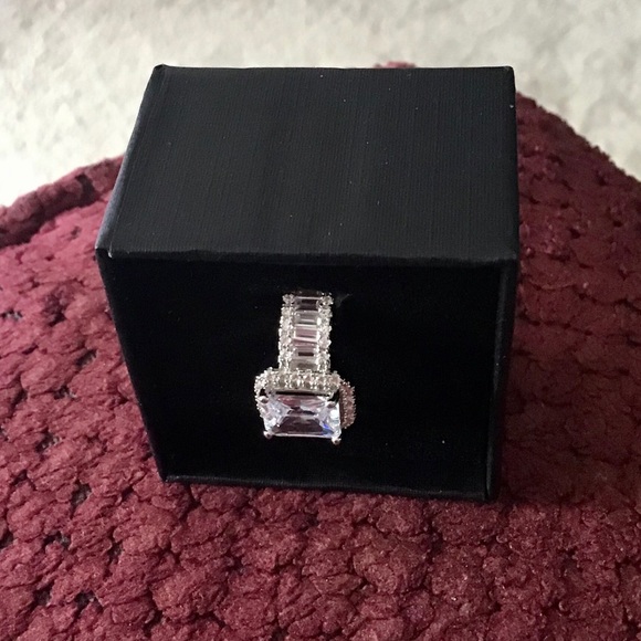 Women’s Engagement 925 silver ring size 5 NEW white sapphires good costu… - Picture 5 of 12